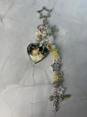 BLADEE//CROSS - keychain - ⭐️GTB/SBE keychain ⭐️ ✨🤍 FREEBIES (godis & random stickers) ingår i alla beställningar över 70kr 🤍