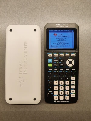 Texas Instruments TI-84 Plus CE-T python edition  - Säljer en Texas Instruments TI-84 Plus CE-T Python Edition grafräknare. Den är svart med vit baksida och skyddsfodral. Räknaren har färgskärm, många knappar och är perfekt för matte, programmering och statistik. Materialet är plast.