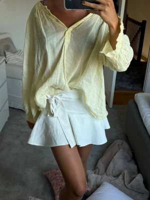 Vit kjol - Vit kjol med en rosett! Storlek S 💕💕💕🫶🏻🫶🏻🫶🏻🫶🏻