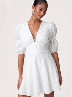 Adoore Klänning  - Fin klänning från adoore som jag hade på min stundent, har tyvärr inte kommit till användning efter det. Verkligen superfin till studenten eller till sommaren och sitter verkligen fint på🙌🏼 den är i storlek 34/ XS men tycker att den är ganska liten i storleken☺️