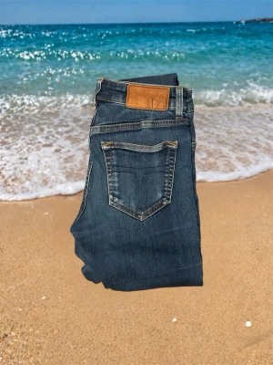 Tiger of Sweden Jeans - Snygga mörkblå jeans från Tiger of Sweden Jeans. 28/32