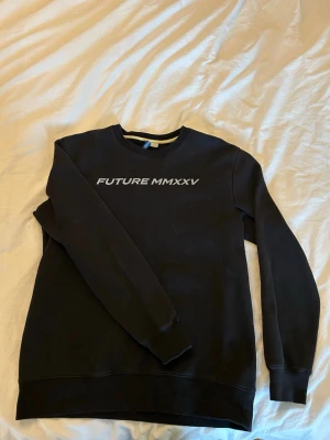 Svart sweatshirt  - Svart sweatshirt från hm trycket är i reflex💗