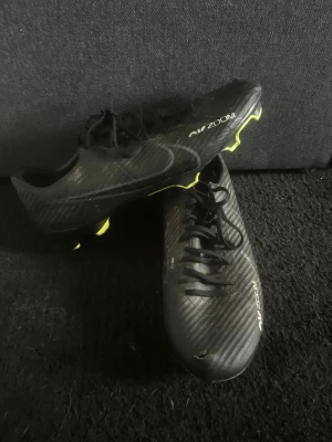 Nike Air Zoom Mercurial fotbollsskor - Säljer ett par svarta Nike Air Zoom Mercurial fotbollsskor, otroligt snygga fotbollskor som är använda 1 säsong