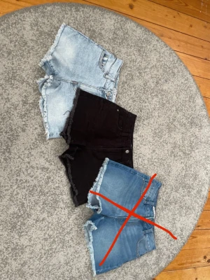 Två par shorts med fransig kant - Säljer två par shorts i storlek 32 (XXS), båda är från primark i Spanien. Säljer de svarta och de ljusblå då de mörkare blå blivit sålda, shortsen är aldrig använda så de är i nyskick! Säljer båda för 200kr och ett par för 100kr men priset kan diskuteras! 