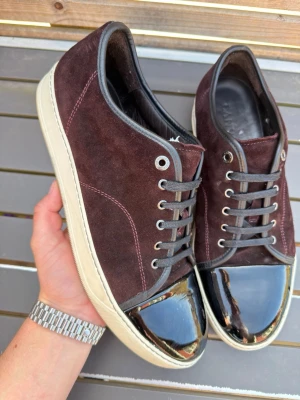 Lanvin uk12 - Säljer dessa sjukt feta vinröda lanvins, sjukt sällsynt och snygg färg. Size uk12 som motsvarar 46! Skick 9,5/10 nyskick använda få gånger. Nypris 5500kr. Hör av dig vid minsta fundering 💯