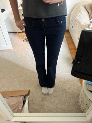 Mörkblå raka jeans - Snygga mörkblå jeans som är low waist och är bootcut, inga defekter nästan aldrig använda och köpte för 400 