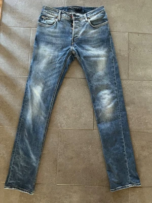 Handpicked jeans - Tjenare! Ett par väldigt snygga jeans från Handpicked i modellen Ravello och storlek 31. Dem är för små för mig nu och säljer dem med en tår i ögat då det är ett par riktigt schyssta byxor. Ställ gärna frågor! 