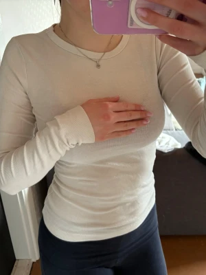 Vit långärmad ribbad topp - Väldigt skön och passar till allt. Är lite genomskinlig men är inga problem. XS men passar S bra!