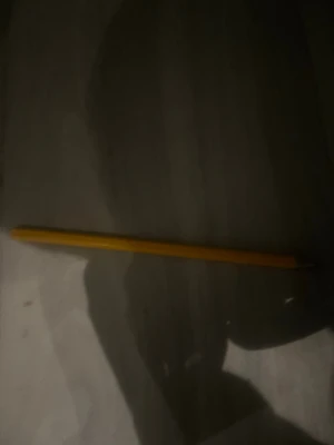 Gul klassisk blyertspennan och de var min farfars gamla penna som nu är död - En gul, sexkantig blyertspenna i trä med suddgummi i ena änden. Perfekt för anteckningar, skisser eller skolarbete. Standardstorlek och klassisk design som funkar till det mesta.