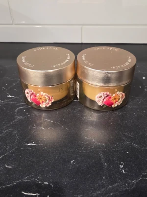 Rituals Intuita kroppskräm duo - Två burkar Rituals Intuita kroppskräm med sandelträ och vaniljessens. Burkarna är guldiga med blommigt motiv på etiketten och har skruvlock. Perfekt för dig som vill ha en lyxig och väldoftande hudvård.