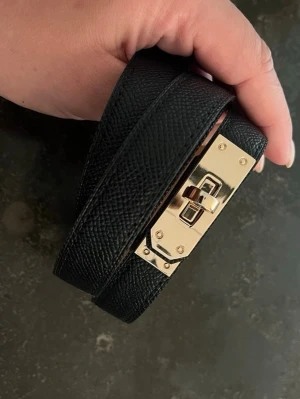 H - skärp med guldfärgat spänne - Justerbart från 106cm till 59cm