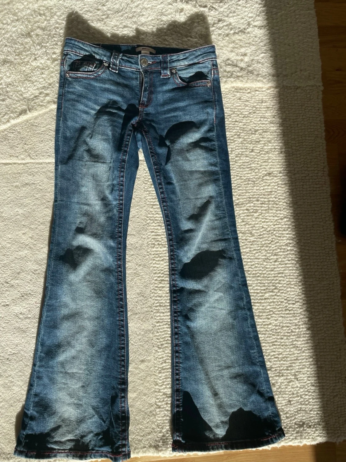 Blå bootcut jeans med broderad ficka - 1