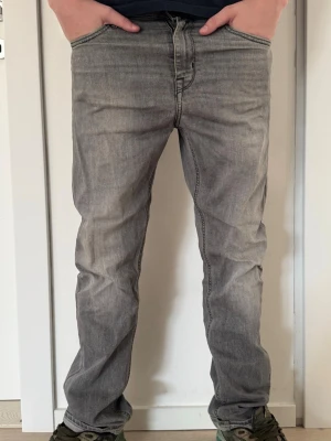 Grå jeans från Replay - Grå replay jeans i storlek 166cm men passar större. Modellen är 179cm lång. Kom vid funderingar!