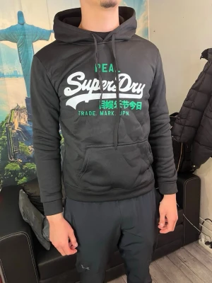 Superdry Hoodie - Super skön Superdry hoodie nu till sommaren! | Strl; S, modellen är 179cm! | Skick; 10/10/Mvh Nitro 🦖