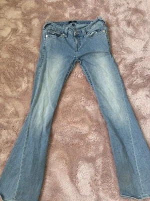 ljusblåa true religion jeans - lite slitna längst ner, se sista bilderna🥰