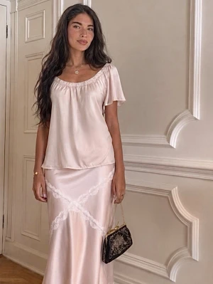 Rosa topp - Vacker puderrosa satinblus från Blumarine köpt vintage i Italien. Skurning vid axeln (se bild).🌸 Storlek XS-S Mycket bra skick Obs lappen har åkt av! (därav priset) ‼️Är bortrest from 7/5, kan posta innan dess