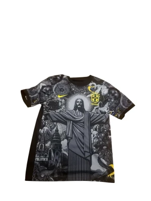 Nike Brasil Jesus  t-shirt - Skick: Mycket bra enbart använd 1-2 gånger Storlek: M  Vid snabbaffär kan pris diskuteras. 