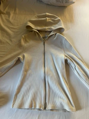 Vit sip up hoodie - En vit sip up hoodie från Weekday, den är tajt i passform och kan användas till träning eller vardag💕