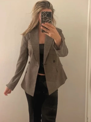 Jättefin kavaj fepm Gina - Säljer denna supersnygga oversized kavaj från Gina, aldrig använd. Perfekt nu till våren/sommaren🩷