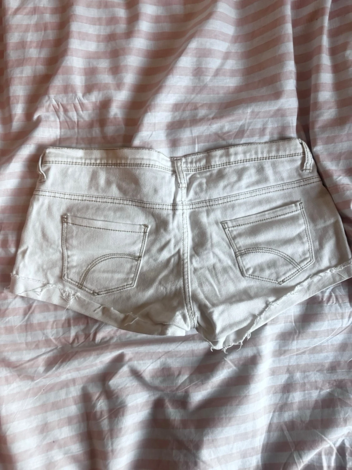Lågmidjade vita jeansshorts - 1