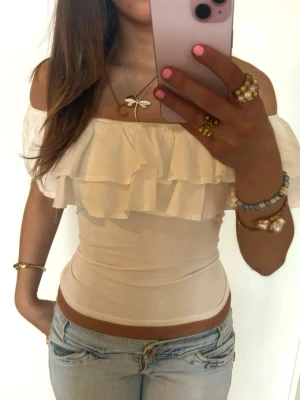 Offshoulder vit volangtopp  - Så fin vit offshoulder volangtopp! Jag är 168 och det är mina bilder, köp via köp nu direkt eller Swish, kvar tills markerad som såld 💖 