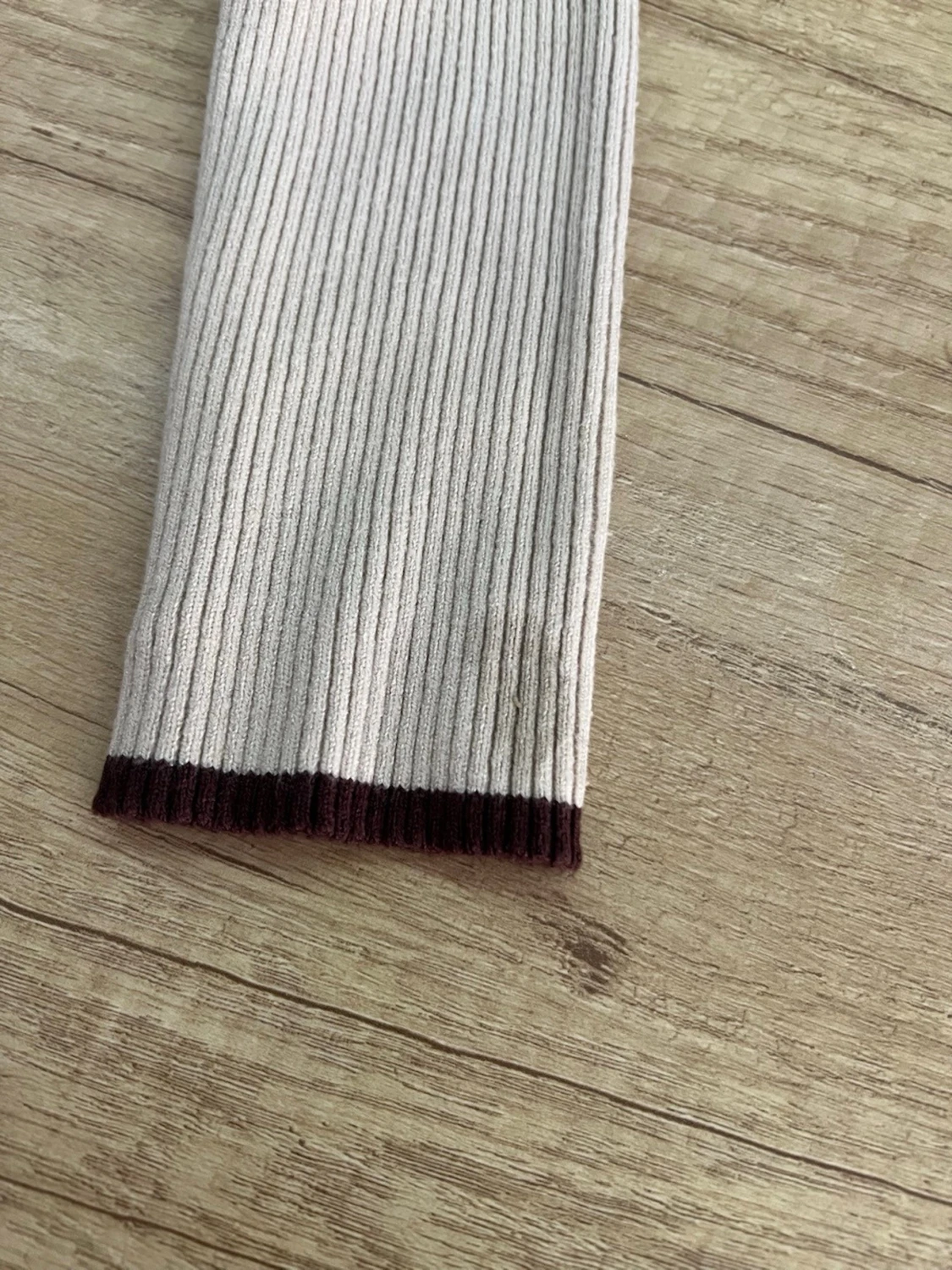 Beige ribbad topp med brun kant - 1