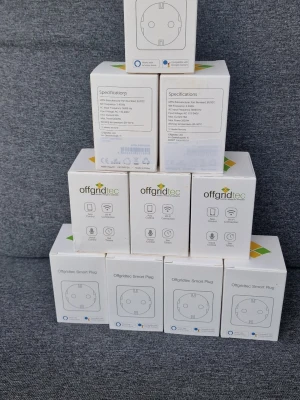 Offgridtec Smart Plug WiFi-styrd - Smart Plug från Offgridtec som kopplas till WiFi och styrs via app eller röststyrning. Vit, rund design i plast. Perfekt för att fjärrstyra elektronik hemma och mäta energiförbrukning. Kompatibel med Google Assistant och Alexa.