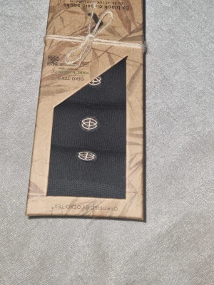 Svarta strumpor med broderad logga - 3-pack svarta strumpor från Björn Borg med broderad logga på skaftet. Tillverkade i mjuk bomullsmix för skön passform och stilren look. Perfekta till sneakers eller vardagsskor.