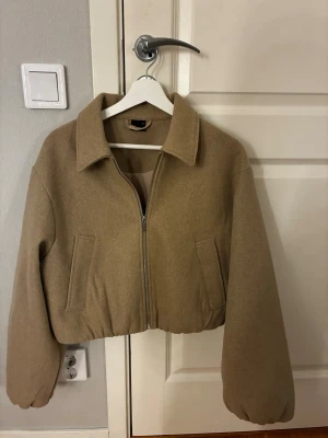 Beige croppad jacka med dragkedja - Trendig beige jacka, använd en gång.