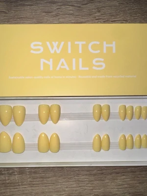 Switch Nails Butter Me Up Almond - Press-on naglar från Switch Nails i modellen Butter Me Up. Naglarna har en kort mandelform och kommer i en mjuk gul färg. Tillverkade av återvunnet material och kan återanvändas. Perfekt för dig som vill ha snygga naglar snabbt och enkelt. Säljes utan tillbehör.