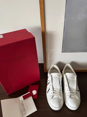 Valentino open - Valentino open | Size 37 | skor, box, nya skosnören, kort från valentino & 1 dustbag medföljer | riktigt fint skick | för frågor eller fler bilder hör av er i pm!