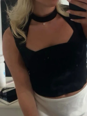 Fest topp med choker - Super fin croppad fest topp med en choker från Zara strl s 🩷väldigt använd men fof väldigt väldigt fint skick 
