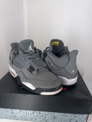 Jordan 4 Retro Cool Grey - snygga och fräscha jordan 4 retro cool grey, har några små skönhetsfel men själva skon har en bra form fortfarande utan några större slitage. samma stolek kostar 4300kr på StockX