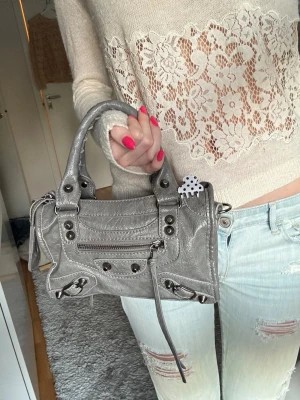 Ljusgrå citybag - Säljer nu min älskade city bag då jag behöver pengar🥹💗 Inga defekter! Den är köpt utomlands för 700!