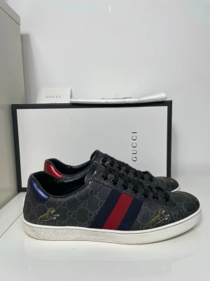 Gucci Ace Skor  - Säljer nu dessa Gucci Ace Skor i uk 8 som motsvarar 42, skriv för fler bilder/frågor🙌🏼
