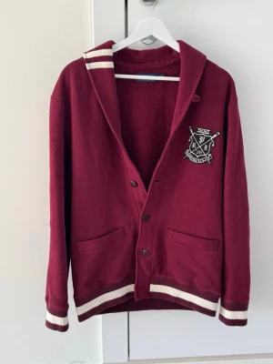 Ralph Lauren cardigan  - Exklusiv vinröd Ralph lauren cardigan i storlek S men passar även M. Kom med frågor!