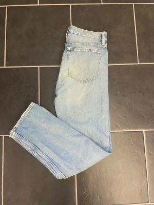 Blåa Jeans - Säljer Blåa Jeans ifrån H&M                                             Storleken är 29/32