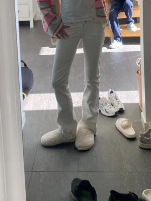 Vita bootcut leggings - Säljer ett par as snygga vita jeans från Lager157. Nästan aldrig använda, de är i storlek XXS.