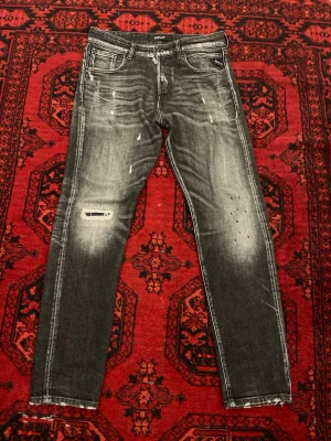 Replay broken edge mörkgråa  - Välkända mörkgråa broken edge slim fit jeans från Replay. Storlek W30 och längden ligger på 98-99 cm. Pris går att diskutera vid snabbaffär 🤝