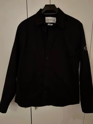 Calvin Klein overshirt - En lite tunnare overshirt från Calvin Klein. Nästan helt oanvänd. Mycket fint skick. Storlek S.