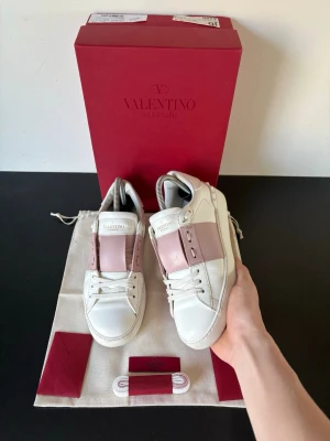 Valentino open sneakers dam - Väldigt fina valentino opens i färgen rosa, storleken är 37, riktigt bra kvalité och skick, box och dustbag medföljer.  Skriv vid fler frågor och funderingar mvh