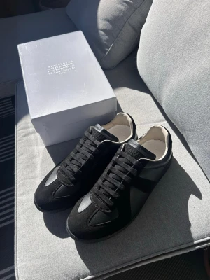 Svarta sneakers Maison Margiela Gats - Helsvarta gats aldrig använda storlek 45 kan jobba på priset vid snabb affär