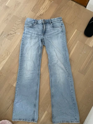 Ljusblå raka jeans från Kappahl - Säljer ett par ljusblå jeans från Kappahl i rak modell. Jeansen har klassisk femficksdesign, normal midja och är tillverkade i ett mjukt denimtyg. Perfekta för dig som gillar en avslappnad och stilren look.
