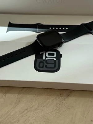 Apple Watch Series 10 42mm GPS + Cellular Jet Black - Apple Watch Series 10 42mm GPS + Cellular Jet Black säljes i mycket fint skick. Modern och stilren modell med större skärm, snabb prestanda och stöd för eSIM/mobilnät utan iPhone i närheten. Med Cellular/eSIM kan du ringa, använda internet och ta emot meddelande utan mobilen nära. Batteriet håller bra och klockan fungerar felfritt. Laddare och originalkartong medföljer. Finns även vinrött nytt armband att köpa till för 200:-  Inköpt: 5999 kr Mitt pris: 4800 kr
