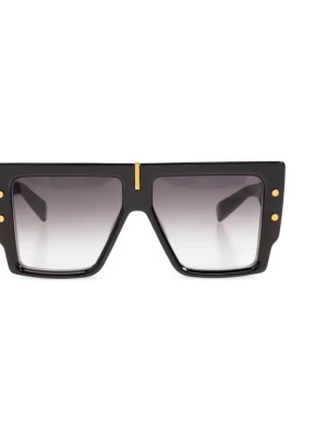 Balmain solglasögon unisex modell B-grand nypris 7700kr - Balmain B - Grand solglasögon kombinerar en överdimensionerad fyrkantig silhuett med djärva detaljer. Detta par utmärker sig för sin geometriska ram, sidologoinsatser och svarta gradientlinser för solskydd. Viktiga egenskaper: Svart | Acetat | Svarta gradientlinser | 100% UV-skydd | Levereras med fodral | Fyrkantig ram | Sidologoinsatser | Raka märkta skalmar | Guldfärgade detaljer | Flytande gångjärn | Mått och passform: Linsbredd: 57 mm | Brygga: 14 mm | Skalmlängd: 145 mm | Överdimensionerad 