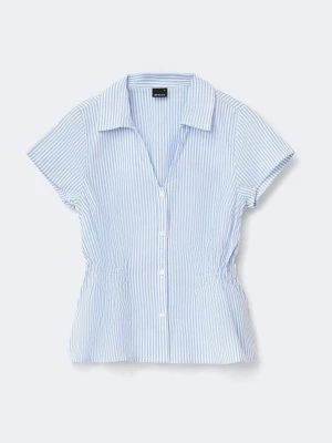 Blårandig blus med kort ärm från Gina Tricot  - Super snygg topp i jätte luftigt material. Aldrig använd den jag köpte den. Passar både xs och s! Skriv för egna bilder🥰Nypris 299!