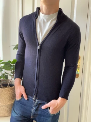 Oscar Jacobson Ariel full zip  - Oscar Jacobson Ariel full zip, lite liten på modellen. Kanske har krympt, vet faktiskt inte. Känns inte som det i maiteralt liksom. Inga defekter! Modellen i bilderna är 180 cm 75 kg och bär Storlek M passar S , Kom med frågor! 🌟 (Kan gå ned i pris vid köp av paket 😉) 