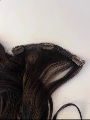 Bellami löshår ( oanvänt ) + faux ponytail 🌸 - Ett oanvänt set av bellami löshår, 7delar på 45cm som väger 120g inkl en faux ponytail som också är oanvänd. Jättefint hår, men säljes pga jag rakat av mig håret.