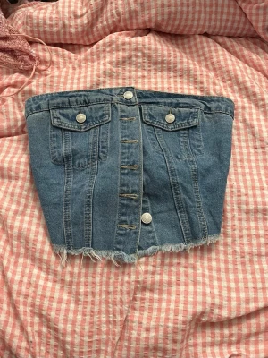 Blå denim tubtopp med knappar - Jättefin blå jeans topp från SHEIN. I storlek xs🩵