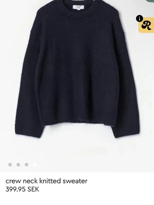 Mörkblå stickad tröja - mörkblå stickad tröja från Gina tricot i wool blend. Nu pris 400kr💞 mycket bra skick! 